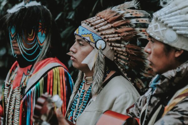 Architektúra domorodých kultúr Ameriky: Tradície, spojenie s prírodou a diverzita
