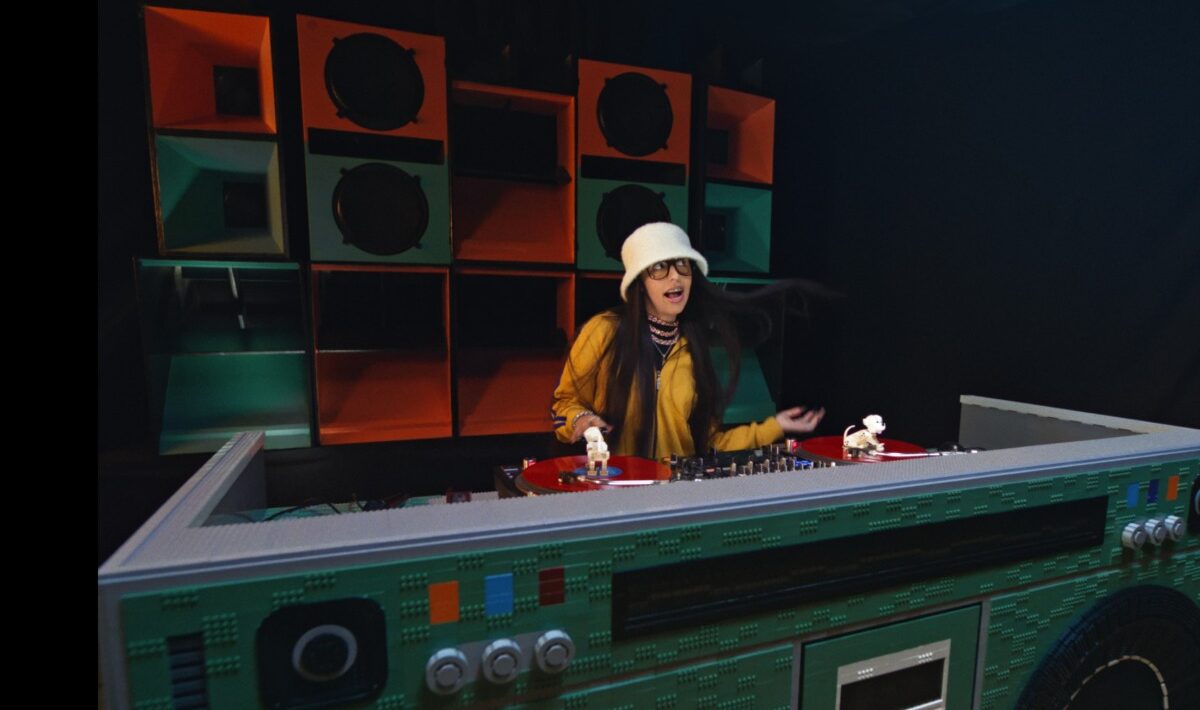 Hip-hopový hit „It's Like That“ od RUN DMC sa v podaní LEGO Group a „Global Girls Crew“ stáva inšpiráciou pre dievčatá, ktoré chcú objavovať radosť zo stavania