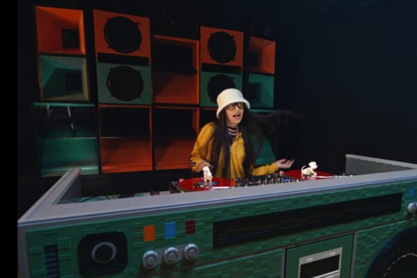 Hip-hopový hit „It's Like That“ od RUN DMC sa v podaní LEGO Group a „Global Girls Crew“ stáva inšpiráciou pre dievčatá, ktoré chcú objavovať radosť zo stavania