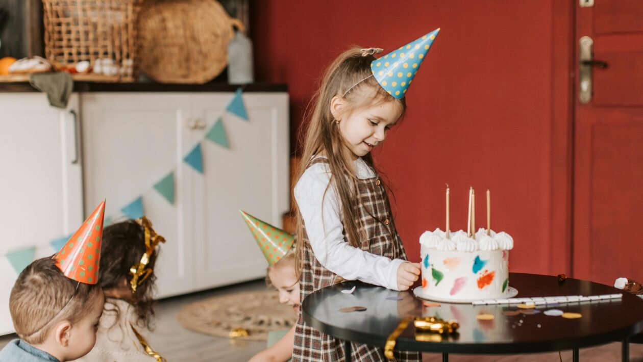 Chrámové stavby a nástenné maľby: Sakrálne umenie a jeho naratív