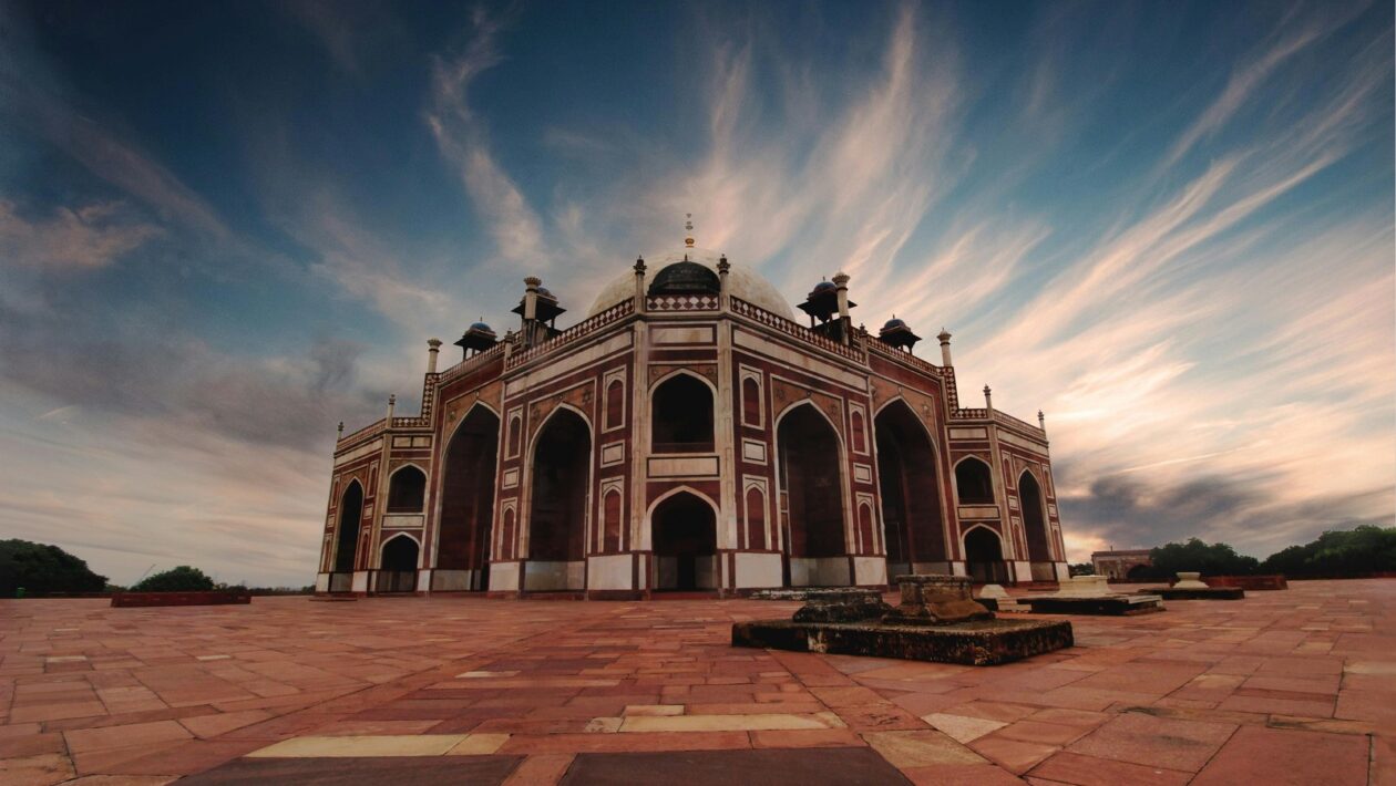 Brutalistická architektúra: Surový betón, monumentalita a čestnosť materiálu