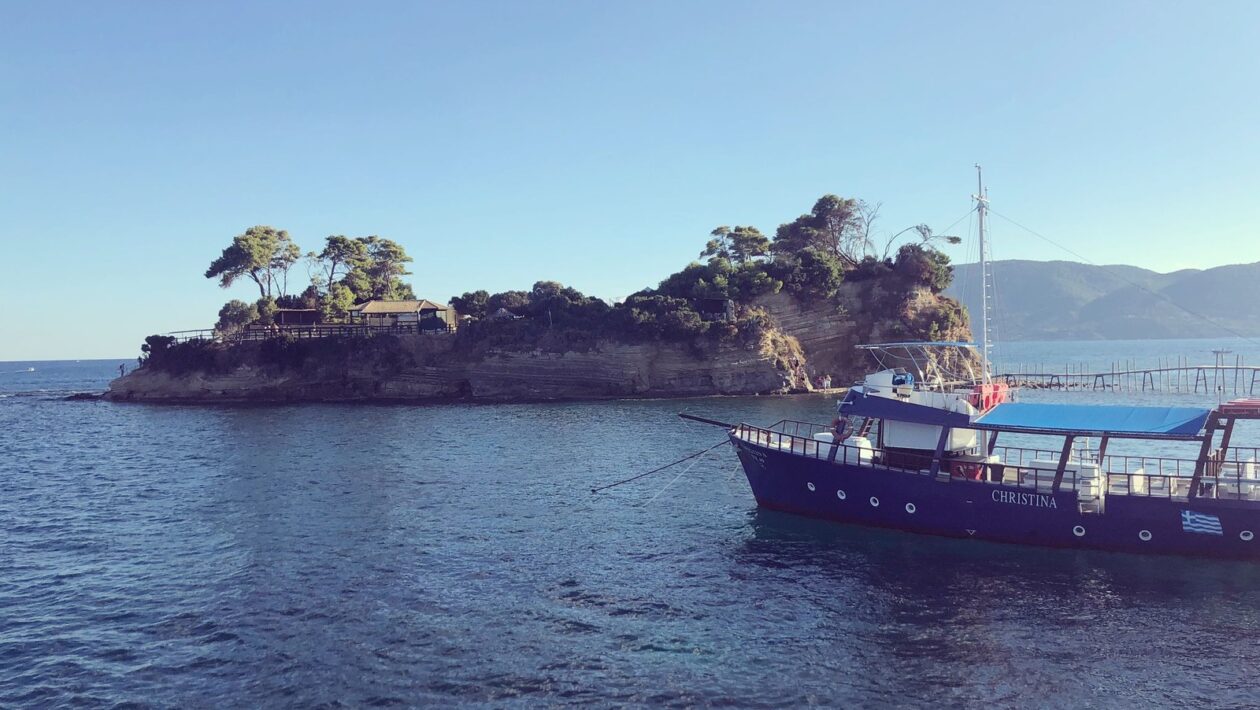 Tradičné tkanie, vyšívanie a čipkárstvo: Umenie textilu a jeho symbolika