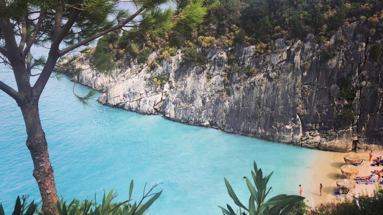 Kombinácia kovu s drevom a sklom: Intermediálne diela v dizajne