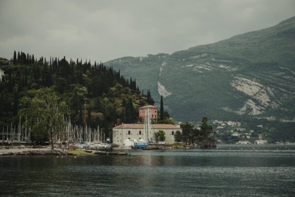 Neorealizmus v talianskej literatúre: Reflexia povojnovej reality a spoločenská kritika